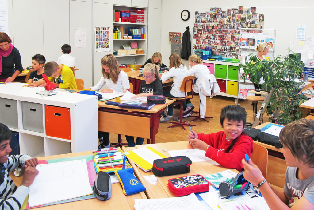 Blick in ein Schulzimmer mit Gruppentischen