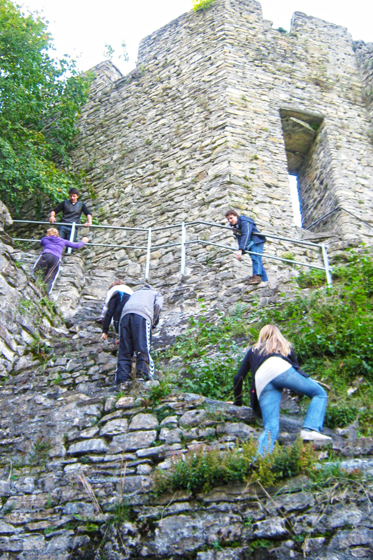 Schüler/innen klettern auf eine Burg