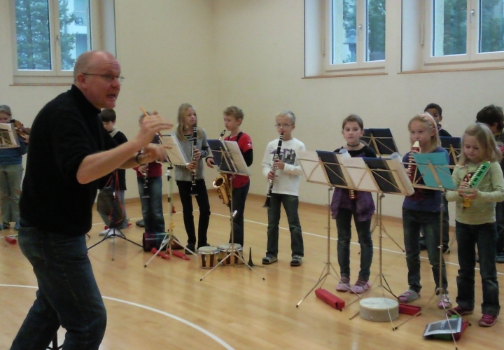 Schüler spielen im Orchester mit Klarinette / Saxophon und Triola