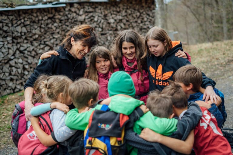 Titelbild Kinder im Wald