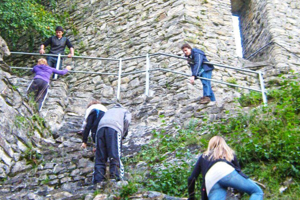 Unit Burg Schüler/innen klettern auf eine Burg